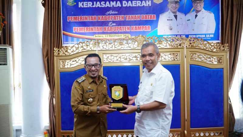 Pj Bupati Kampar Lakukan Penandatangan Kerjasama Antar Daerah dengan Bupati Tanah Datar