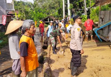 Polsek Tempuran Bersama Koramil dan BPBD Serta Damkar Gotong Royong Bersihkan Longsoran Tebing