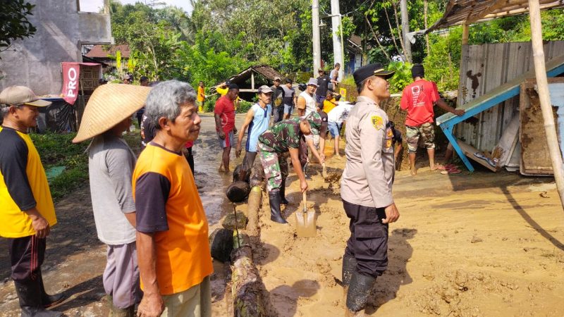 Polsek Tempuran Bersama Koramil dan BPBD Serta Damkar Gotong Royong Bersihkan Longsoran Tebing