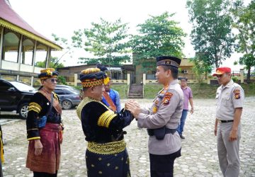 Pegang Adat Istiadat, Sekda Kampar Sambut Siswa SPN Polda Riau di Balai Adat Kampar