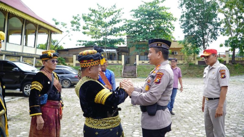 Pegang Adat Istiadat, Sekda Kampar Sambut Siswa SPN Polda Riau di Balai Adat Kampar