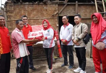 Ketua TP PKK Lamsel Berikan Bantuan Kepada Warga Terdampak Rumah Roboh