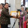 Ketua TP PKK Lamsel Terima Penghargaan Juara 1 P3KSS se-Provinsi Lampung Pada Puncak Peringatan Hari Ibu 2022