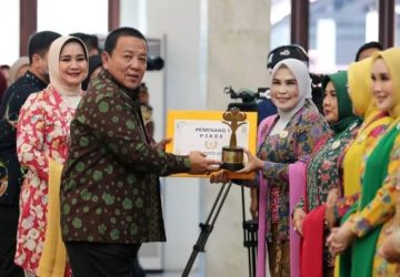Ketua TP PKK Lamsel Terima Penghargaan Juara 1 P3KSS se-Provinsi Lampung Pada Puncak Peringatan Hari Ibu 2022