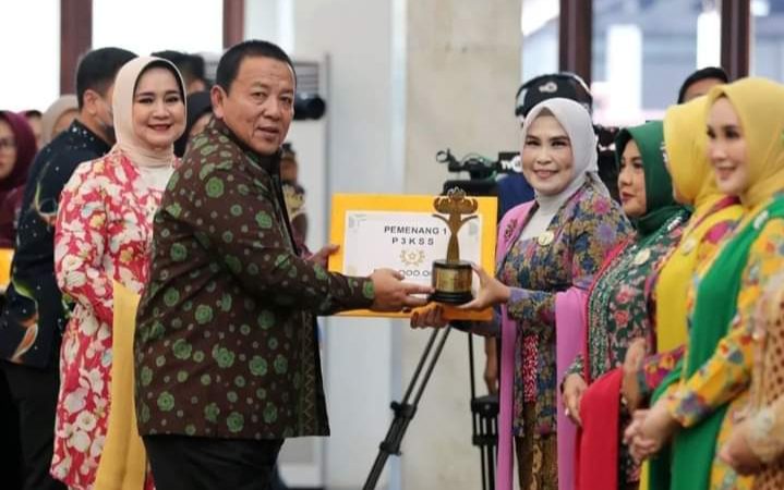 Ketua TP PKK Lamsel Terima Penghargaan Juara 1 P3KSS se-Provinsi Lampung Pada Puncak Peringatan Hari Ibu 2022