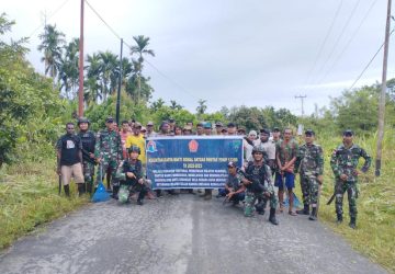 Gelar Karya Bakti, Satgas Yonif 132/Bima Sakti Bersihkan Lingkungan dan Jalan Bersama Masyarakat
