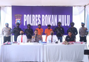 Dua Pria Tersangka Pembunuhan Terancam Hukuman Penjara se-umur Hidup, Pres Release Dipimpin Kapolres Rohul