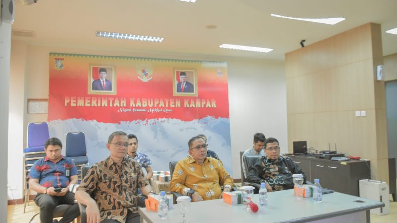 PJ. Bupati Kampar Diwakili Asisten III Saksikan Penganugrahan Predikat Kepatuhan Tinggi 2022 Dengan Zoom Meeting