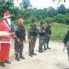 Satgas Pamtas Yonif 132/BS Memberikan Kejutan Pohon Natal dan Nasi Tumpeng kepada Mama dan Papa Papua