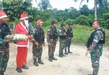 Satgas Pamtas Yonif 132/BS Memberikan Kejutan Pohon Natal dan Nasi Tumpeng kepada Mama dan Papa Papua