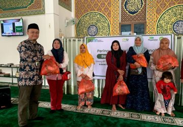 Menyambut Hari Ibu Nasional, PT Pegadaian Syariah Cabang Ahmad Yani Sinergi Bersama IZI Riau Gelar Berbagi Sembako Bagi Ibu-ibu Dhuafa