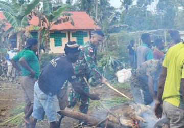 Satgas Pamtas Yonif 132/BS Bersama Masyarakat Keerom Gelar Acara Bakar Batu