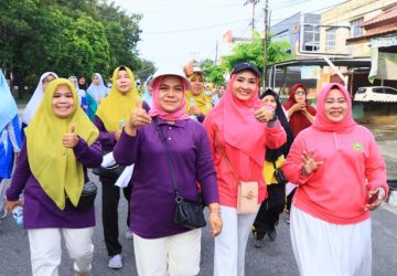 Meriahkan Hari Ibu ke-94, Deswita Kamsol Lepas Peserta Jalan Santai Berhadiah