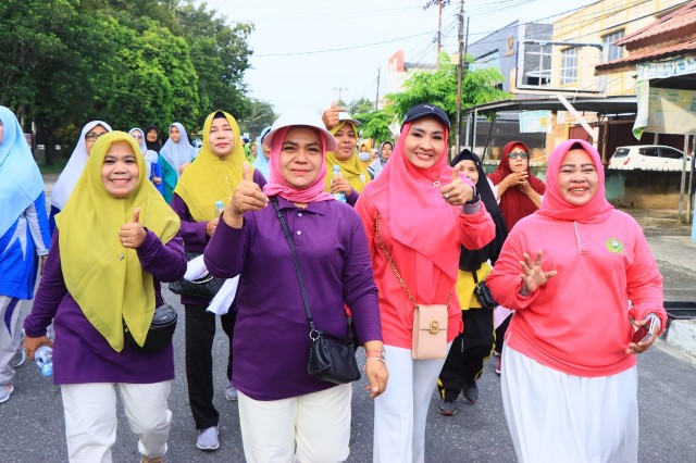 Meriahkan Hari Ibu ke-94, Deswita Kamsol Lepas Peserta Jalan Santai Berhadiah