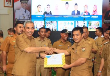 Buka Sarasehan GIAT Desa Pendidikan Menuju DERAPPP, Pj Bupati Kampar Serahkan Sertifikat Kepada 80 Desa Pendidikan