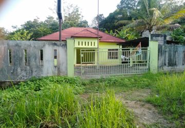 Kantor Desa Sako Suban Diduga Tidak Aktib, Rumput Liar Tumbuh Subur Dibagian Halaman Depan Kantor