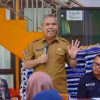 Pj Bupati Kampar serahkan Paket Sembako Murah Kepada 1.500 Orang di Bangkinang Kota