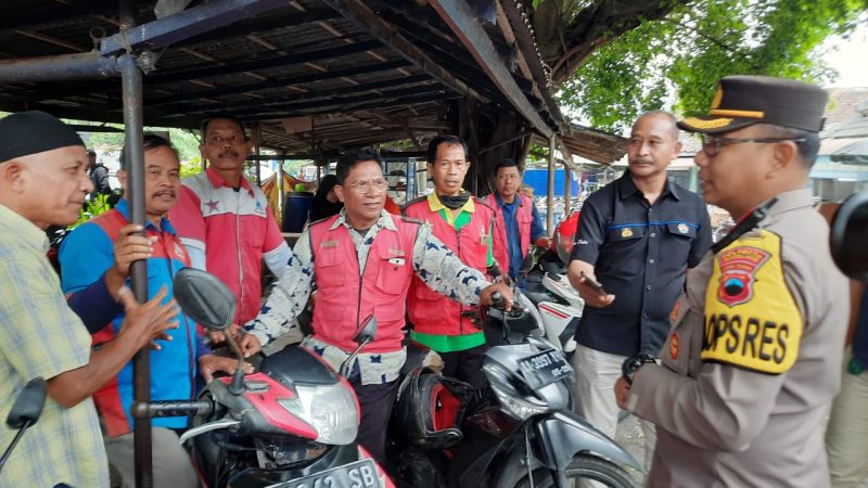 Polri Hadir : Jumat Curhat Plt Kapolresta Magelang Blusukan Ke Pasar Borobudur Kabupaten Magelang