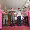 Personil Pos Pengamanan Nataru Danau Shuji Terima Bingkisan Dari Kapolsek Lembak Bersama Ketua Ranting Bhayangkari