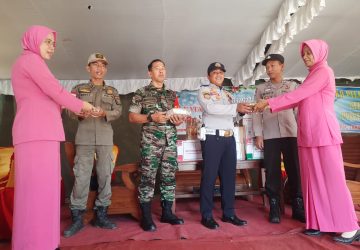 Personil Pos Pengamanan Nataru Danau Shuji Terima Bingkisan Dari Kapolsek Lembak Bersama Ketua Ranting Bhayangkari