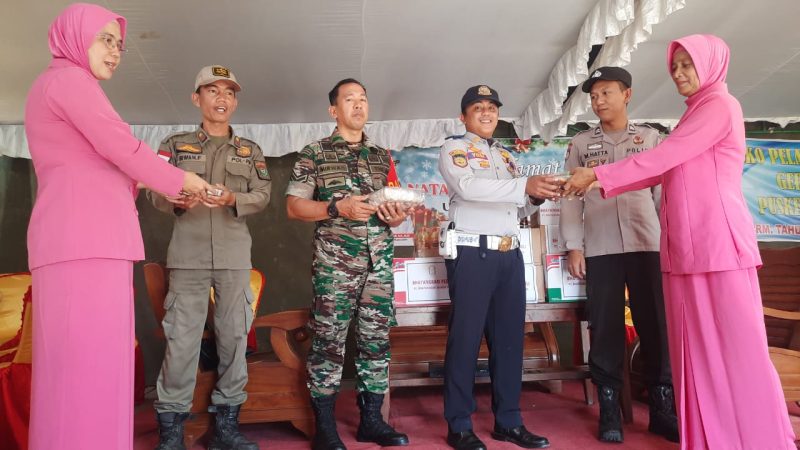Personil Pos Pengamanan Nataru Danau Shuji Terima Bingkisan Dari Kapolsek Lembak Bersama Ketua Ranting Bhayangkari