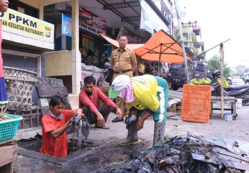 Pj Sekdako Pekanbaru Tinjau Pembersihan Drainase Pasar Bawah