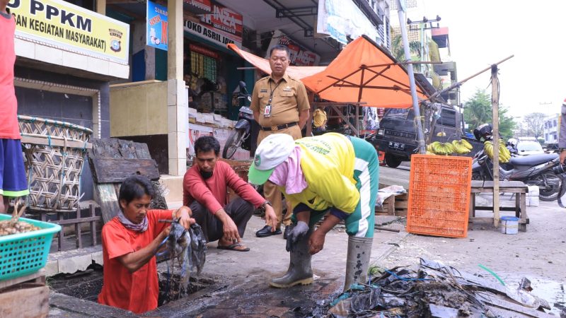 Pj Sekdako Pekanbaru Tinjau Pembersihan Drainase Pasar Bawah