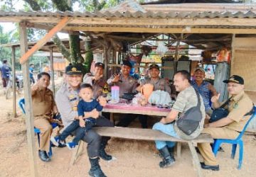 Giat Door to Door System Kapolsek Rambah Samo dan Bhabinkamtibmas di desa Teluk Aur