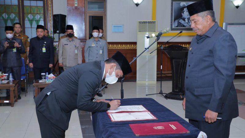 Lantik Jabatan Fungsional Tertentu, Bupati Alfedri Sebut Kesbangpol Kabupaten Siak Naik Level