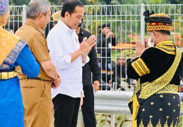 Berkunjung ke Kampar, Presiden RI Disambut Pakaian Adat Kampar Oleh Ketua LAK Kampar Beserta Ninik Mamak