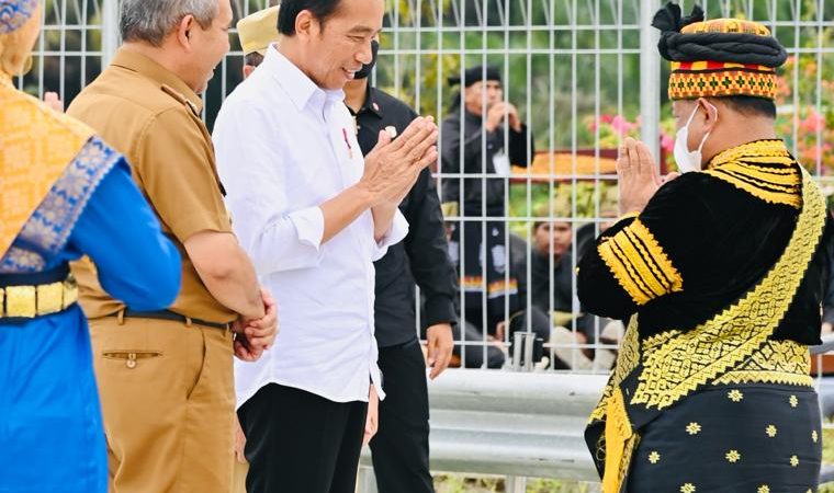 Berkunjung ke Kampar, Presiden RI Disambut Pakaian Adat Kampar Oleh Ketua LAK Kampar Beserta Ninik Mamak