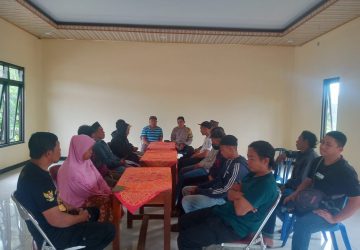 Bhabinkantibmas dan Polresta Magelang Melaksanakan Jumat Curhat Dengan Kepala Desa dan Pemuda Podosoko