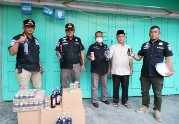 Satuan Polisi Pamong Praja Kab. Siak grebek warung harian di Kota Siak yang menjual minuman keras