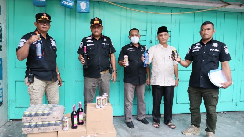 Satuan Polisi Pamong Praja Kab. Siak grebek warung harian di Kota Siak yang menjual minuman keras
