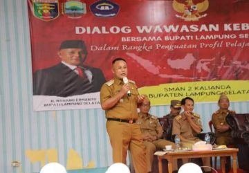 Bupati Lamsel Jadi Pembina Upacara di SMAN 2 Kalianda, Hingga Ajak Para Pelajar Berdialog