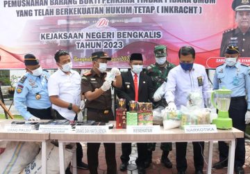 Musnahkan Barang Bukti Tindak Pidana, Wabup Apresiasi Kinerja Kejari Bengkalis