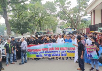 Ratusan Massa Pendukung Wakil Bupati Muara Enim Geruduk Kantor Gubernur Sumsel