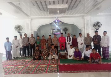 Kapolsek Rambah Samo bersama kades sei Kuning Laksanakan sholat jumat di Mesjid Al Ikhlsan di desa sei Kuning