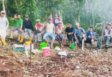 Warga Kelapasari RT.13 Desa Pedekik Goro Bersama