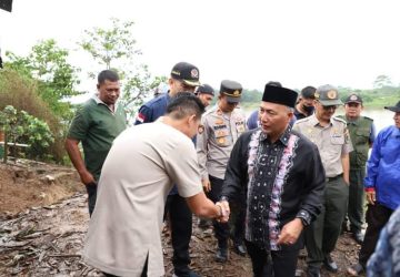 Pj Bupati Apriyadi Turun langsung Sambangi Warga Korban Longsor, Relokasi Bertahap