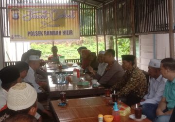 Kapolres Rohul Polda Riau Bersama Kapolsek Ipda Deby Giat Jum’at Curhat di Desa Rambah Hilir