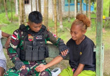 TNI AD Berikan Pelayanan Kesehatan Gratis di Perbatasan
