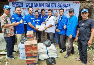 DPC Demokrat Kota Padang Turun Bantu Korban Banjir Di Kecamatan Pauh