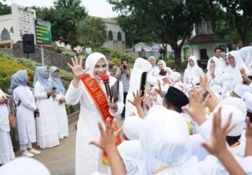 Bunda Winarni Buka Kegiatan Manasik Haji Anak-anak PAUD dan Kober Kecamatan Kalianda