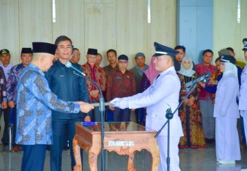 Suardesi Dipercaya untuk Mengucapkan Fakta integritas pada Acara Pelantikan 39 Kades di Kabupaten Kerinci