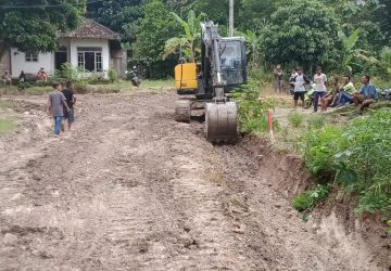 Mas Widodo Turunkan Alat Berat, Perbaiki Jalan Akses Utama Masyarakat Desa Karang Sari