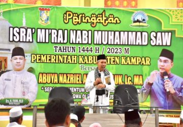 Peringatan Isra’ Mi’raj Tingkat Kabupaten Kampar, Kamsol Serahkan Zakat Kepada Para Mustahiq