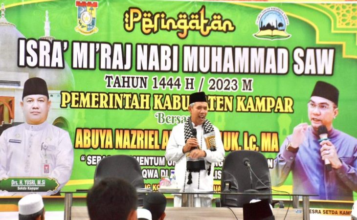 Peringatan Isra’ Mi’raj Tingkat Kabupaten Kampar, Kamsol Serahkan Zakat Kepada Para Mustahiq