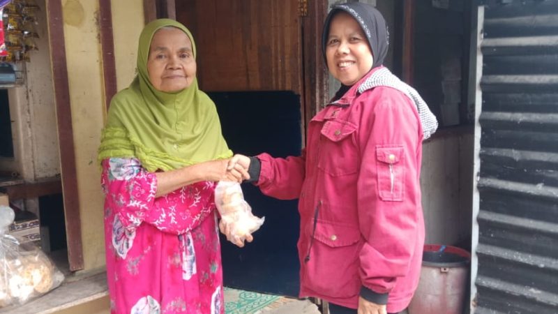 Jarnies Sumbar Berbagi, Bantu Janda hingga Petugas Kebersihan