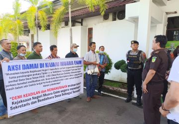 Aksi Demo ke Kantor Kejari Muara Enim Warga Desa Kuripan Mintak Tindak lanjuti Persidangan Perkara Tipikor